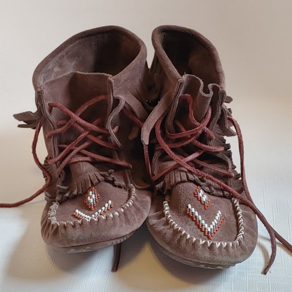 MANITOBAH MUK LUKS Shoes - MANITOBAH MUK LUKS HARVESTER Beaded Size 8 Women's Moccasins